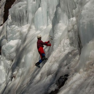 こちらのサイト(http://yamasanpo.blog106.fc2.com/blog-entry-127.html)での氷壁上りの写真、手にはダブルアックス、足にはもちろん重登山靴とアイゼン。