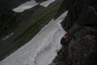 2013年7月末 槍平=南岳ルートの雪渓、このルート自体も初心者にオススメできないが･･････一般ルート上に危険な雪渓があることもある。