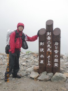 2011年の剣岳 初トライで大雨、一日かけて歩いてきたが剣のふもとを踏んだだけで撤退した。