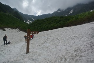 2013年7月末 涸沢の様子 ルートの1km近くの範囲を雪が覆った