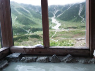 立山ヒュッテの露天風呂、特濃の源泉ですが、源温で熱いので水で調整して入ります。