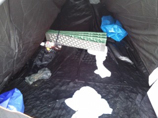 半分まで水溜りになっている悲惨なテント