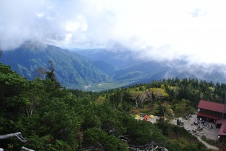 トレーニングは西穂山荘のそばの一般登山道で上下を繰り返す事で行われた。