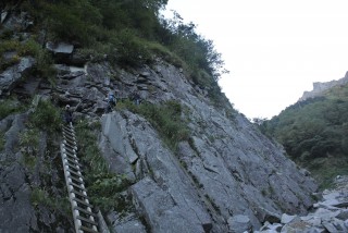 岩場の終わり(登りなら始まり)ちなみにここの直下にかかっている橋は10月には撤去される。