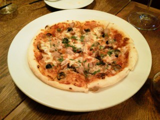なぜか僕たちの間では一番人気だったピザ(ツナ、バジル、オリーブ+自家製のホットオリーブオイル)!!!