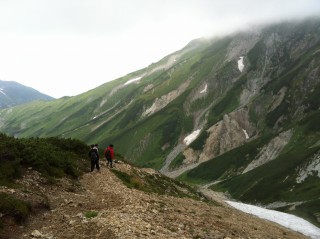 夏場(もう8月末)の『大走り』右にまだ見える『雪渓』付近が雪崩が起こった場所だ、夏の末まで雪が残る「雪の溜まり場」であることがわかる。
