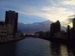長堀通りの果ての橋から九条運河(?)を望む、向こうには大阪ドームがあるはず!!ｗ