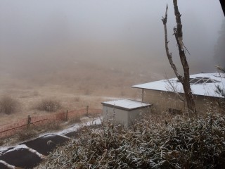 事件当日の『比叡山山頂付近(人工スキー場跡)』の様子、皆小山から20kmほども南だが吹雪いていて、視界が無いことがわかる。