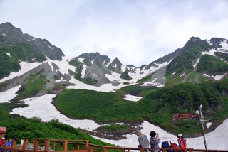 【同じくヒュッテより奥穂高】日本有数の高山が集中する「盆地」が涸沢だ。
