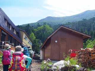 【オーレン小屋】到着時からすでに山々は見えている、正面にあるのが夏沢峠だ。