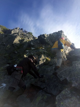 【独標の岩壁】アスレチック程度の登りだが、緊張感は必要。
