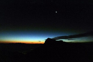 【夜明け前】月とその上に見える小さな輝点は"木星"、地平線は夜明けの光があがってきた。