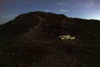 【中岳山頂から頂上山荘】ルート上には御来光を見るために歩いているヒトのライトも見える。