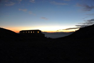 【夜明け前】木曽駒ケ岳頂上山荘。夜明け前はかなり冷える。