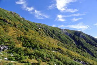 【秋晴れ】昨日歩いた「稜線」もクッキリと見える。
