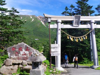 【2010年】鳥居が新設されているのがわかる、山岳信仰の一つの大きな拠点だ。