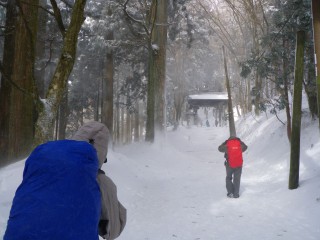 【右折してしばらくするとある山門】この最後のストレートは日当たりが悪く、雪が積もっている事が多い。
