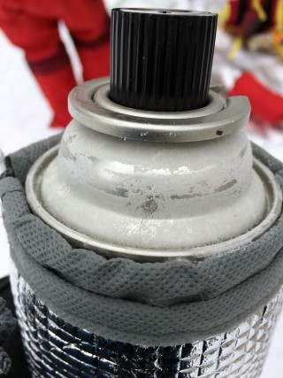 【凍結】ペットボトルの保温カバーを付けて中にカイロを一つ入れたが外部に面している面は凍結している。