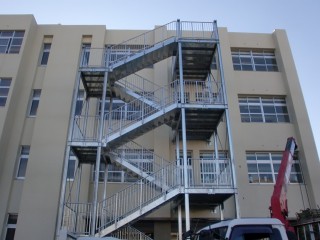 【わかりやすい屋外避難階段】建物とは独立した金属の構造物だ。