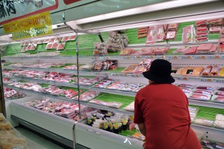 【豊富な商店】これはメインの豚肉を買った「星野商店」豚肉(おそらく元肉屋さん)と魚が良い。