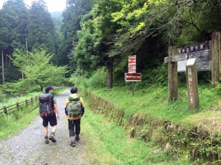 【東海道自然歩道】八瀬から山頂に行くには車道を通過する必要があるがこのルートだとほぼ必要が無い。
