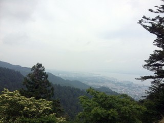 【坂本ケーブルからの景色】天気がよければ白山まで見通せるが、今日は白雲しか見えません!!