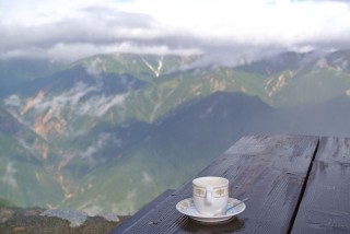 【コーヒーを抱えて外へ】山が見える、見えるよ!!