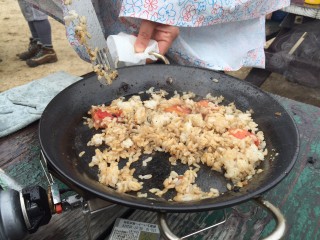 【燕岳ヒルメシ】ソーセージを焼いた後に作った焼き飯、ちょっと余ったトマトも入っている。
