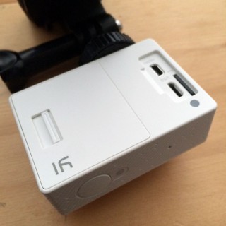 【背面に充電、HDMI、MiniUSB】あともちろんバッテリーも背面から入れます。