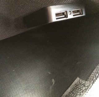 【ポケット内のUSBポート】USBポートは「ポケット内」に隠さている、下面を見てわかるように「防水コート」はされているが縫い目は保護されていない。