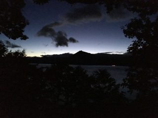 【幻想的な夕暮れ】支笏湖畔には素晴らしい色が溢れている……期待させるが…