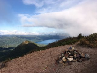 【932峰】標高932mの中間峰、ここからだと支笏湖はどうしても風不死岳に遮られます…。