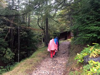 【登山口】本沢温泉から少し歩くと存在する小屋の手前を右に進むと登山口に進む。