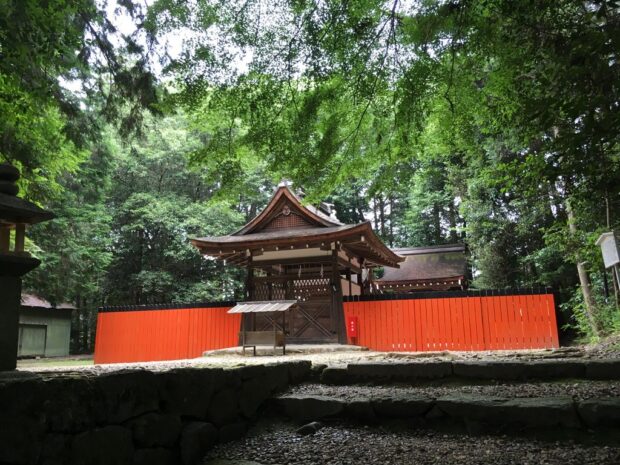 【御蔭神社】境内、無人だが静謐な空気が流れる森の神社