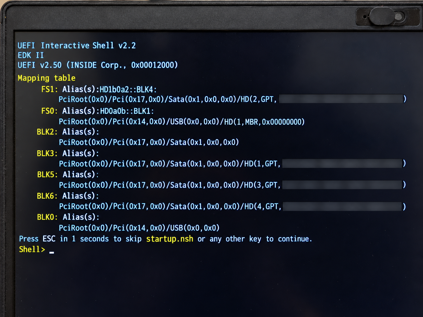 UEFI Interactive Shellが起動してデバイス一覧を表示している画面、識別子はマスク済み（説明用加工画像）